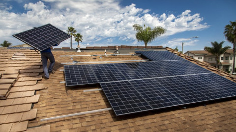 Střešní fotovoltaika – jak funguje a co od ní očekávat