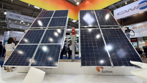 Oboustranné fotovoltaické panely nabízí až o třetinu vyšší výkon